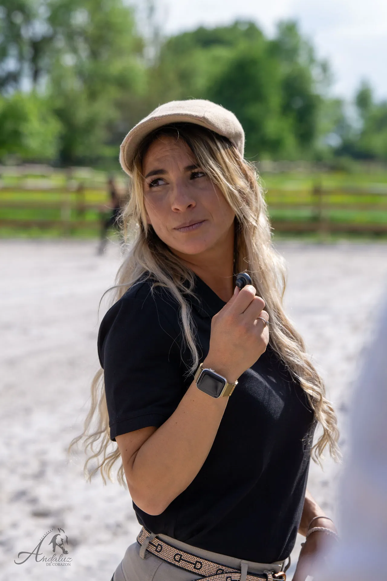 Mercedes Condines mit langen blonden Haaren im Stall